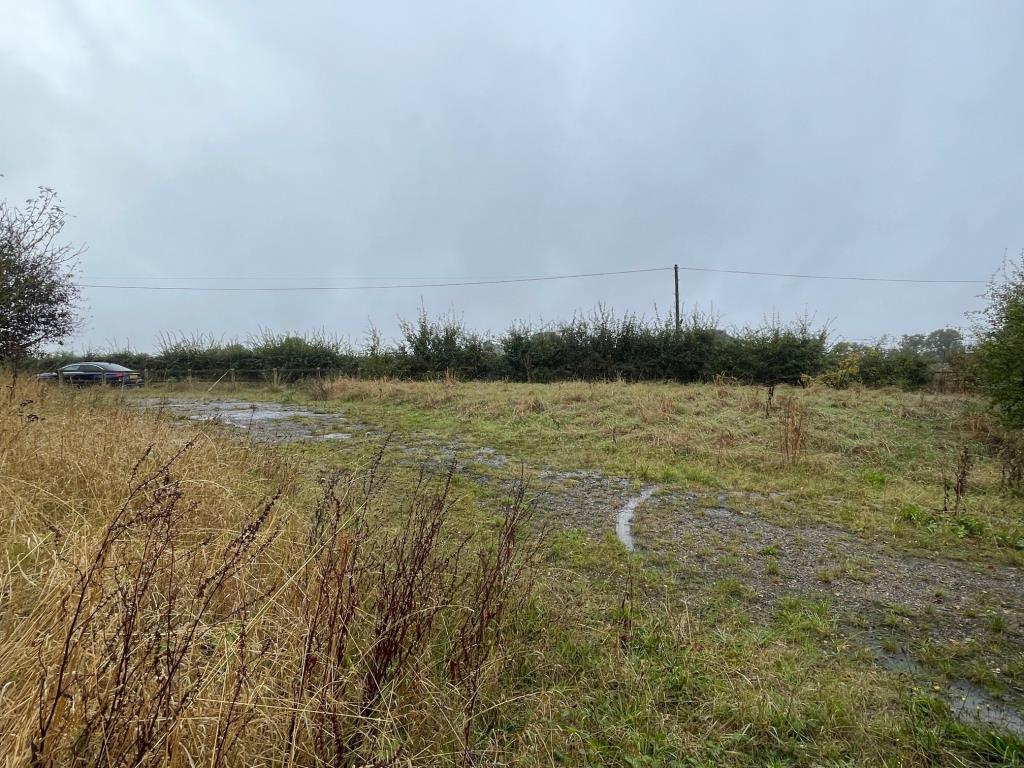 Lot: 114 - LAND WITH PLANNING PERMISSION FOR TRAVELLERS SITE - alternative view of the triangular parcel of freehold land with planning